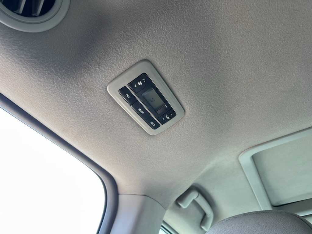 Thumbnail: 2012 Toyota Sienna - 21