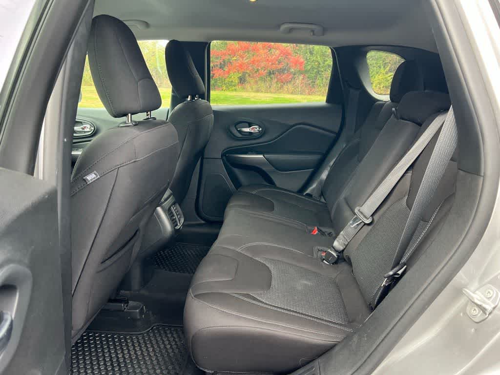 Thumbnail: 2019 Jeep Cherokee - 14