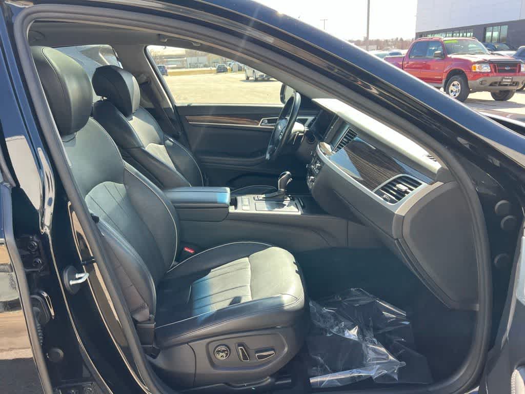 Thumbnail: 2015 Hyundai Genesis - 27