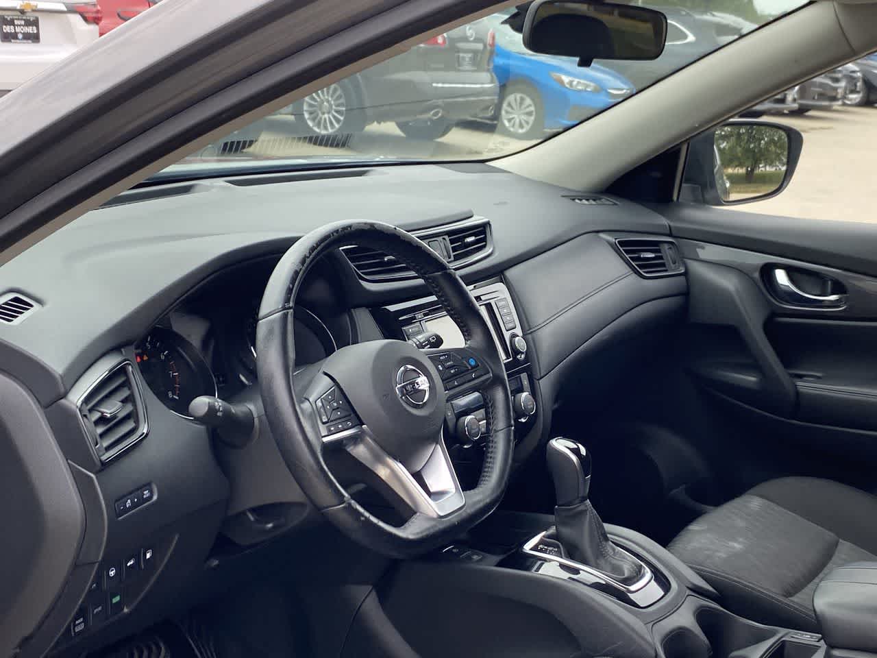 2020 Nissan Rogue SV photo 2