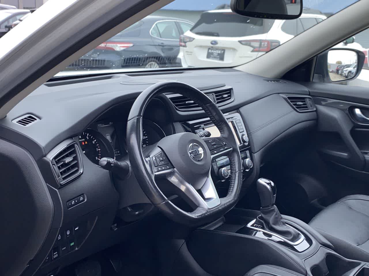 2017 Nissan Rogue SL photo 2