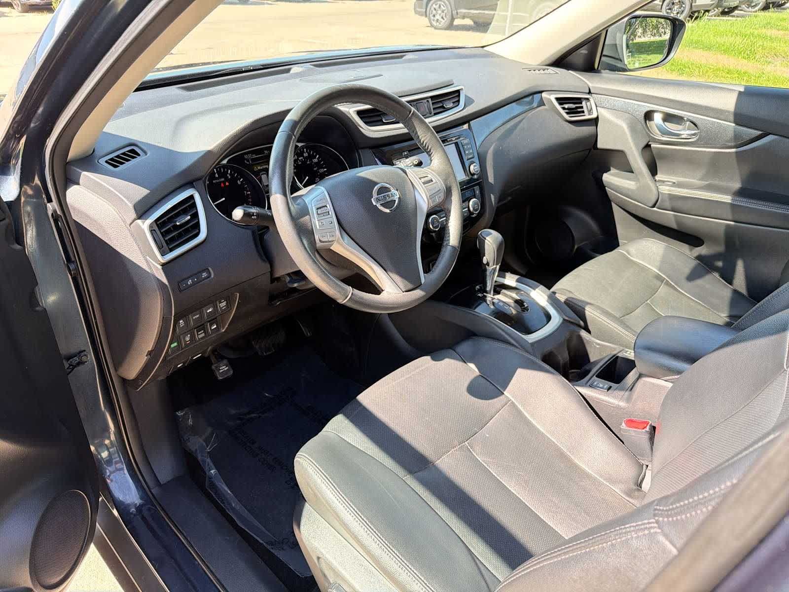 Used 2016 Nissan Rogue SL with VIN 5N1AT2MV5GC811374 for sale in Urbandale, IA