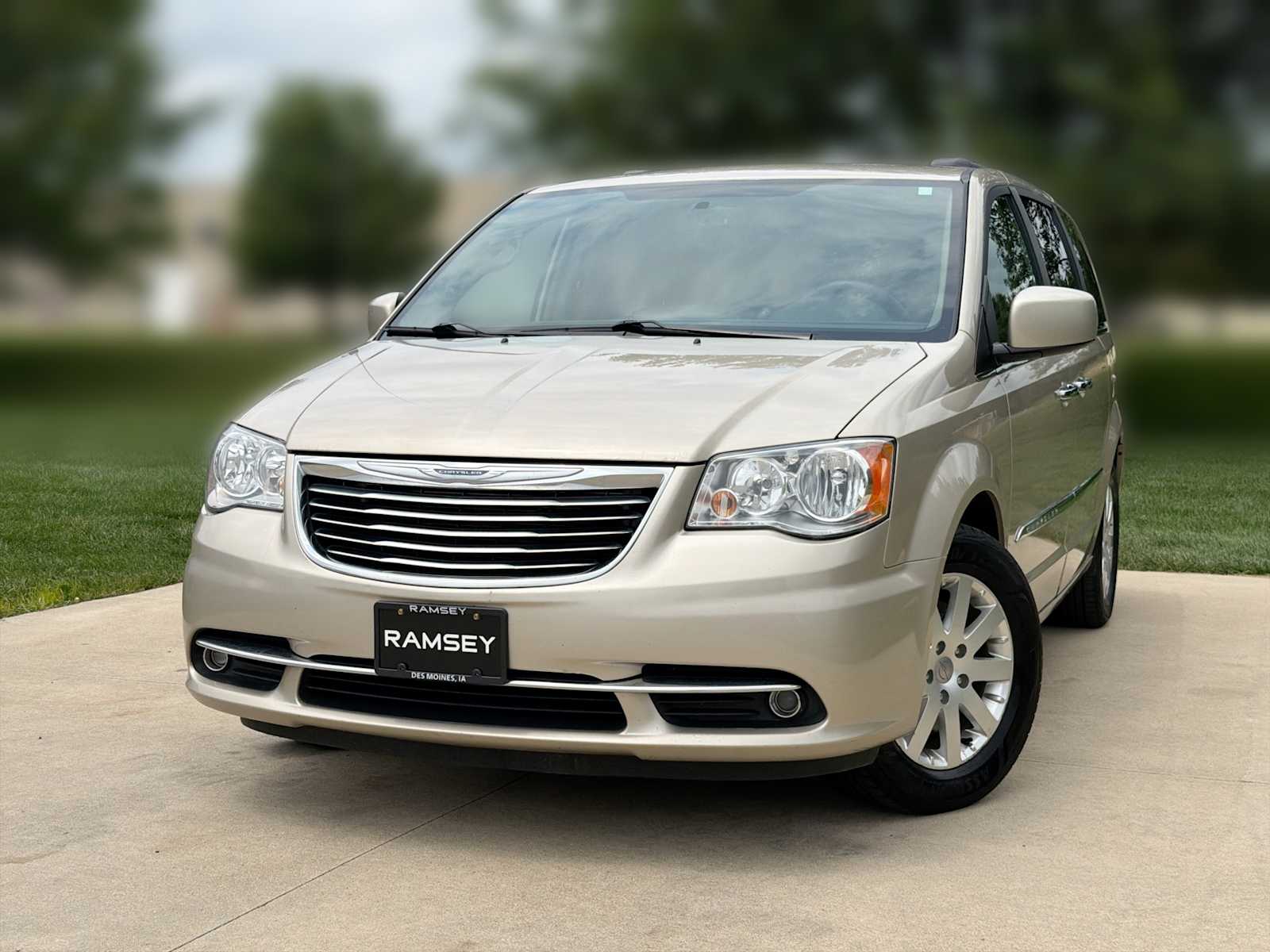 2016 Chrysler Town & Country Touring's photo