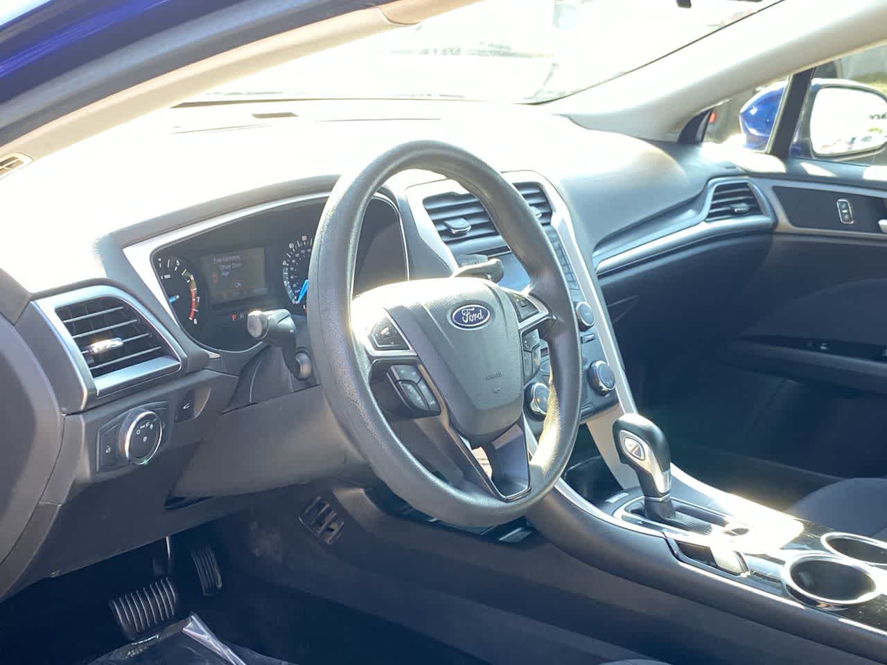 2013 Ford Fusion SE photo 2