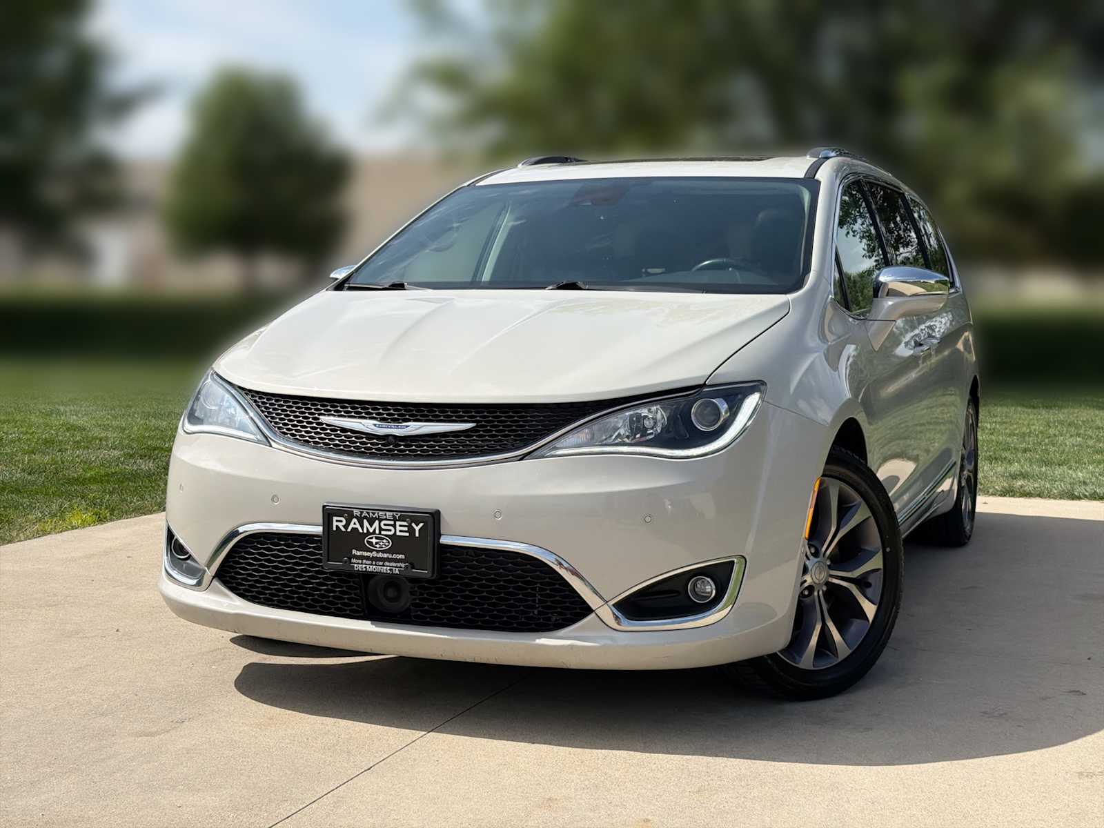 2019 Chrysler Pacifica Limited's photo