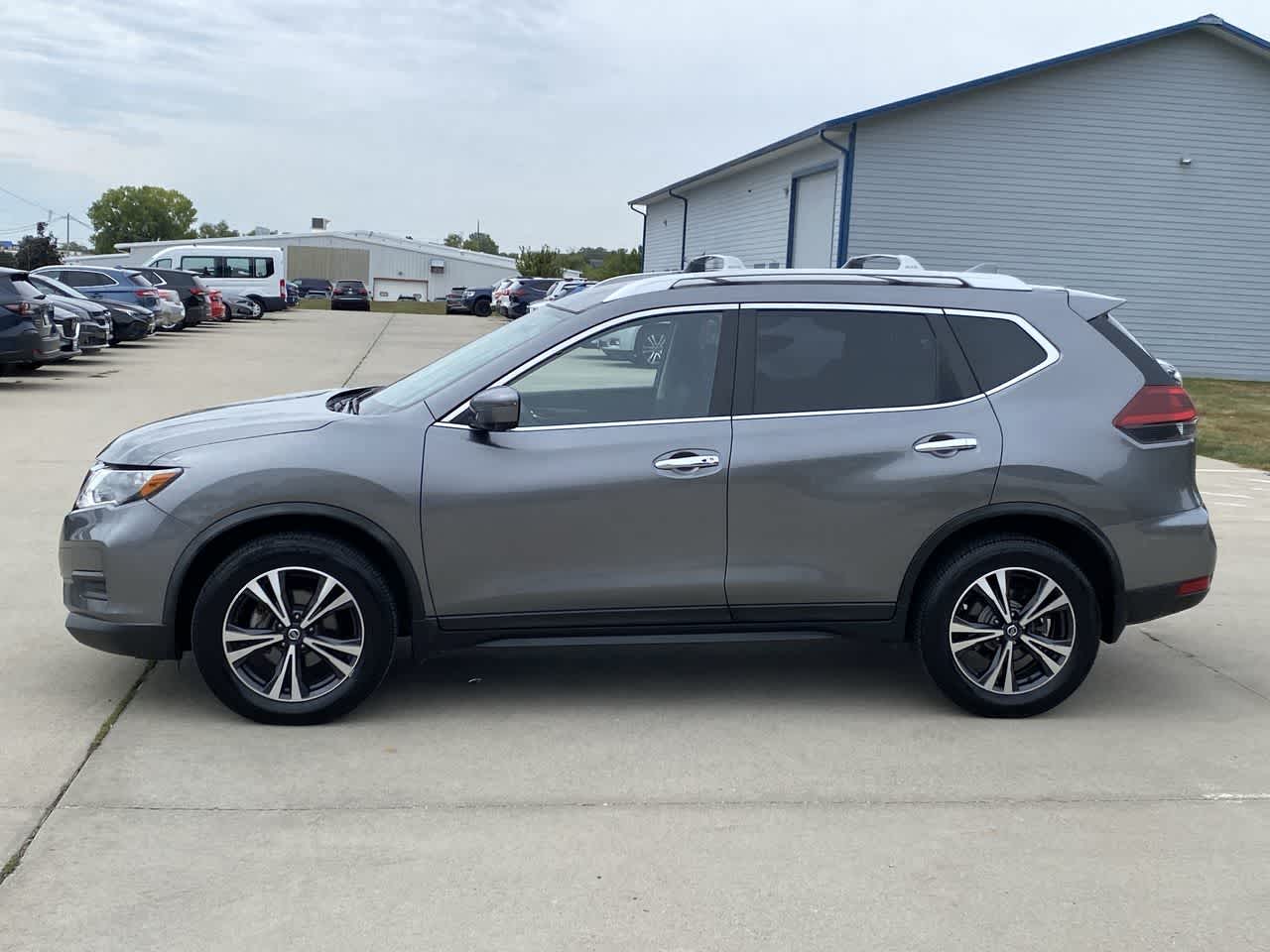 2020 Nissan Rogue SV photo 3