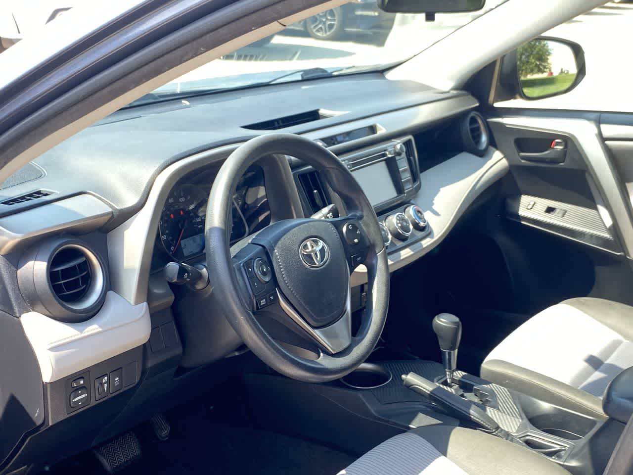 2014 Toyota RAV4 LE photo 2