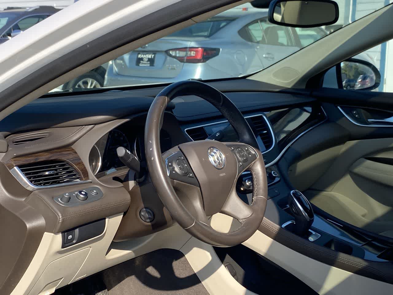 2017 Buick LaCrosse Essence photo 2