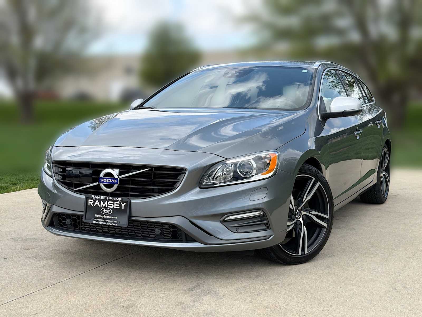 2017 Volvo V60 T6 R-Design AWD Platinum's photo