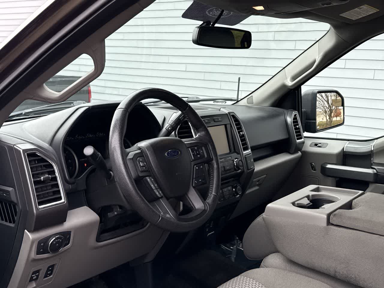 2015 Ford F-150 XLT photo 2