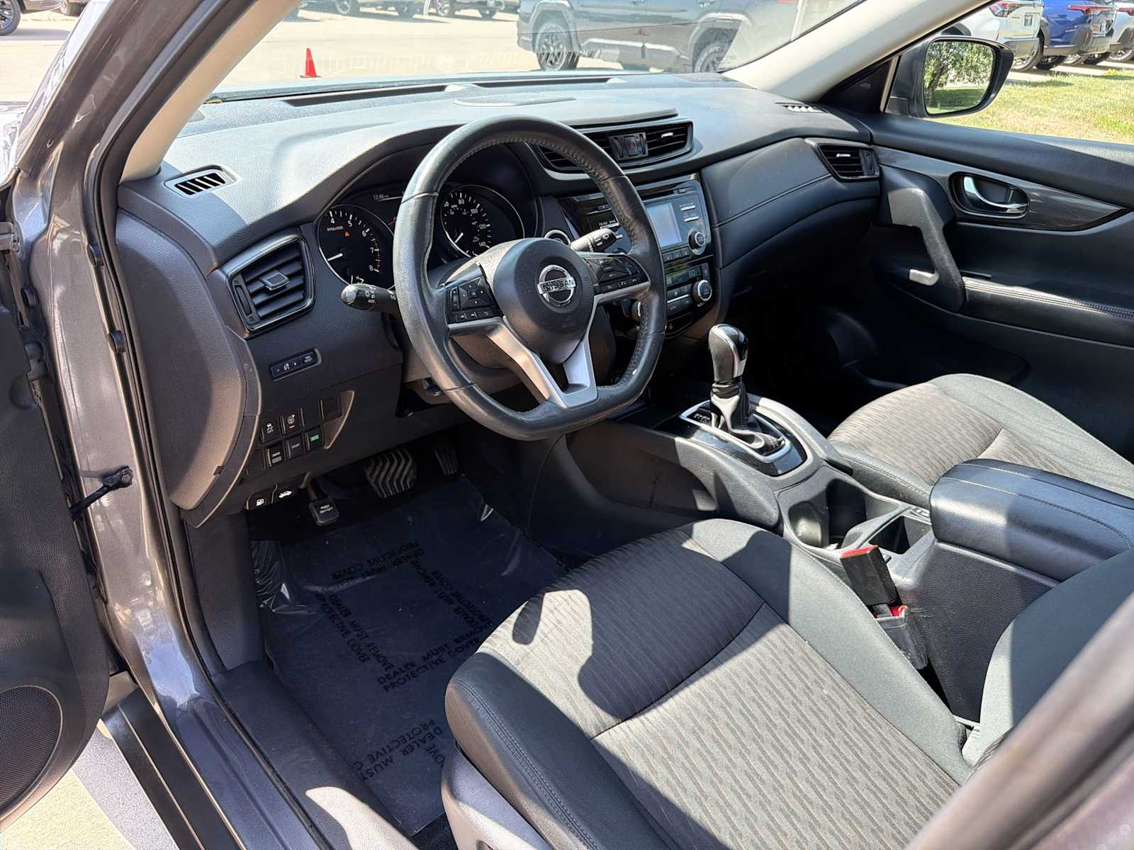 Used 2017 Nissan Rogue SV with VIN 5N1AT2MVXHC841553 for sale in Urbandale, IA
