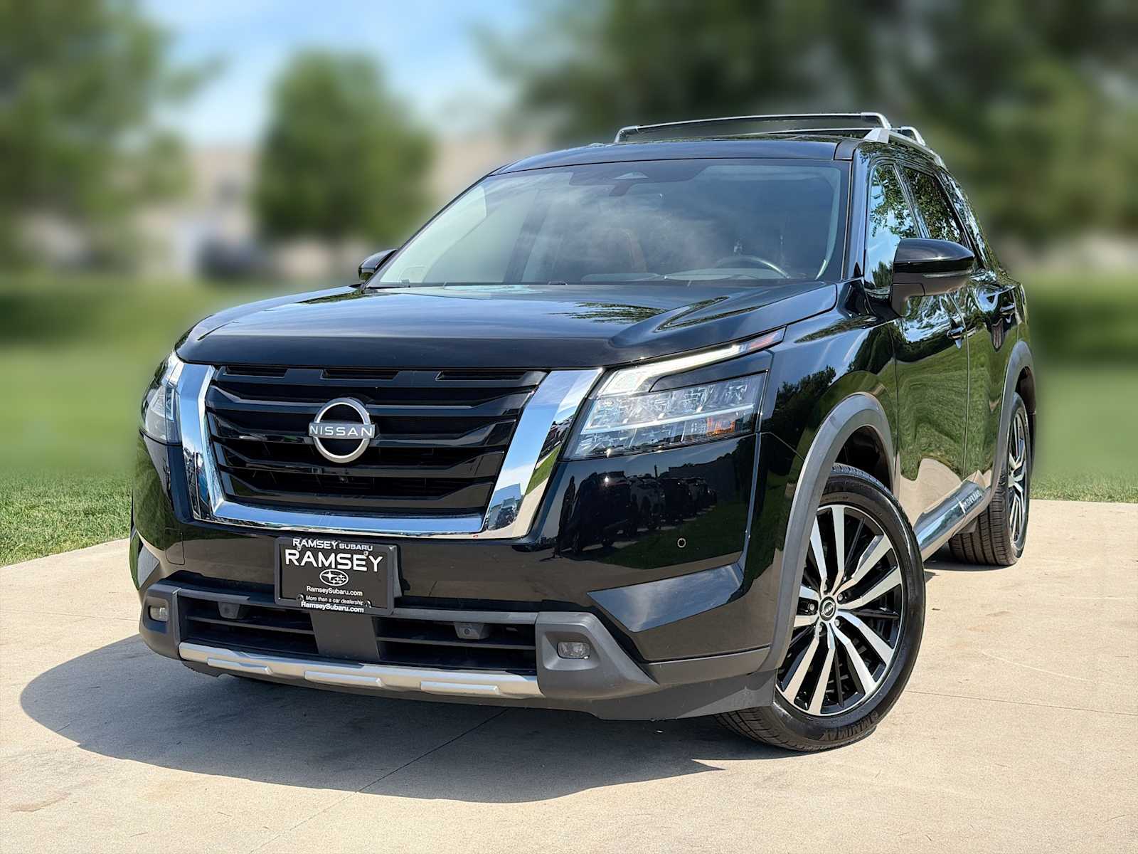 2023 Nissan Pathfinder Platinum 4WD's photo