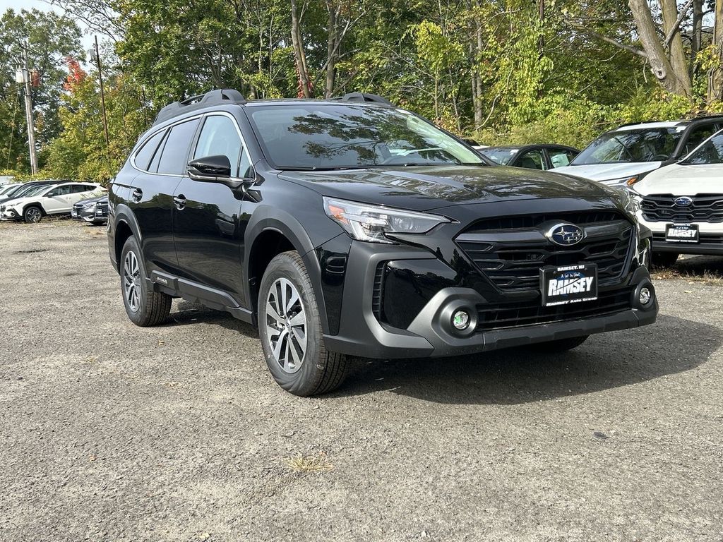 2025 Subaru Outback Premium's photo