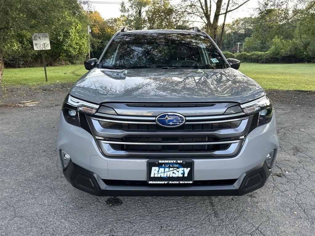 2025 Subaru Forester Premium Base photo 3