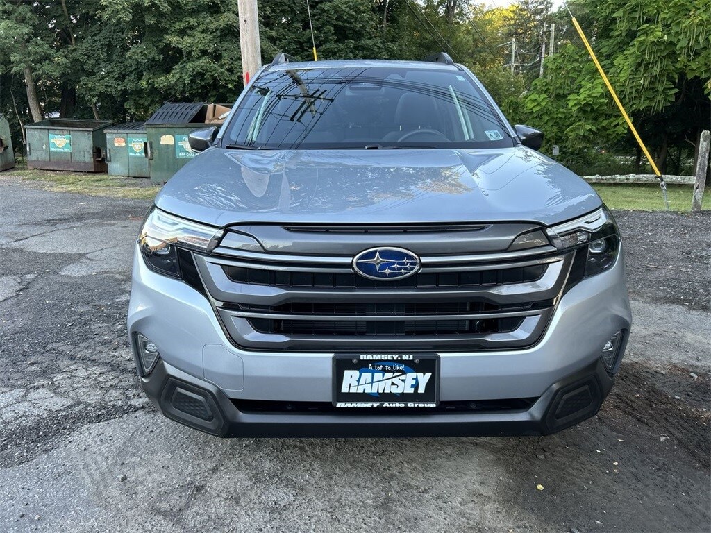 2025 Subaru Forester Premium photo 3