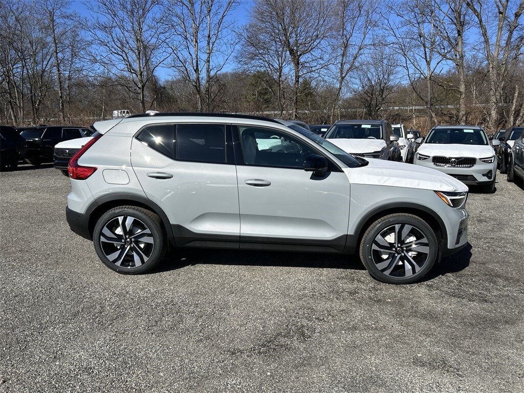 2025 Volvo XC40 photo 4