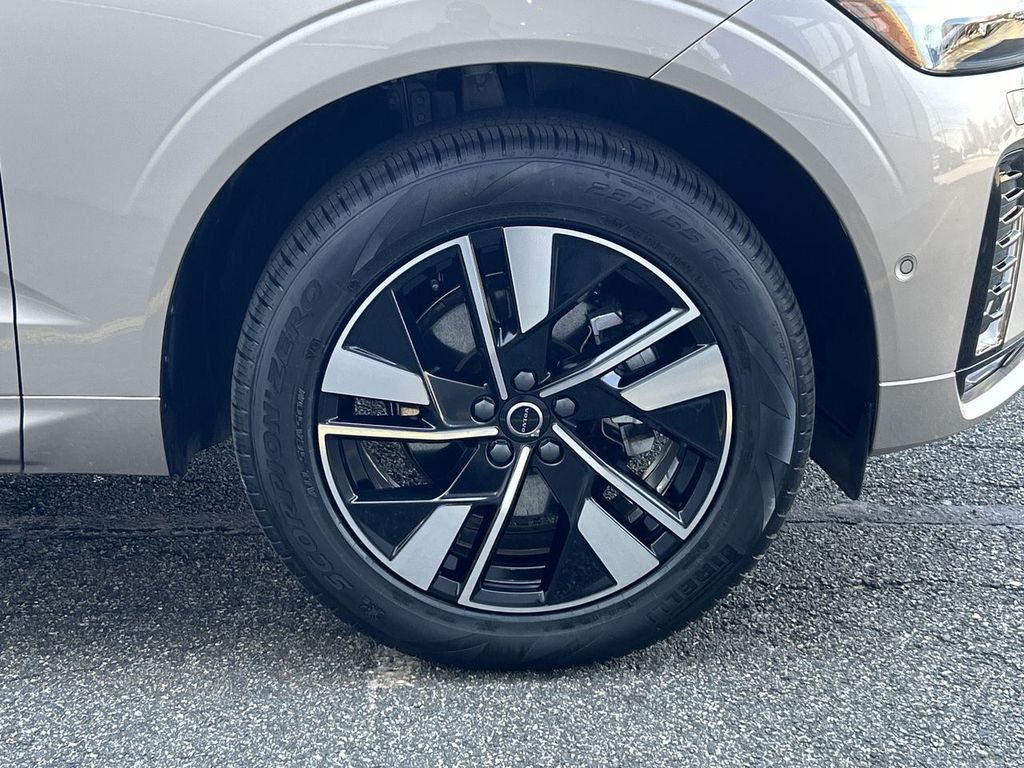 2026 Volvo XC60 Plus - Photo 13