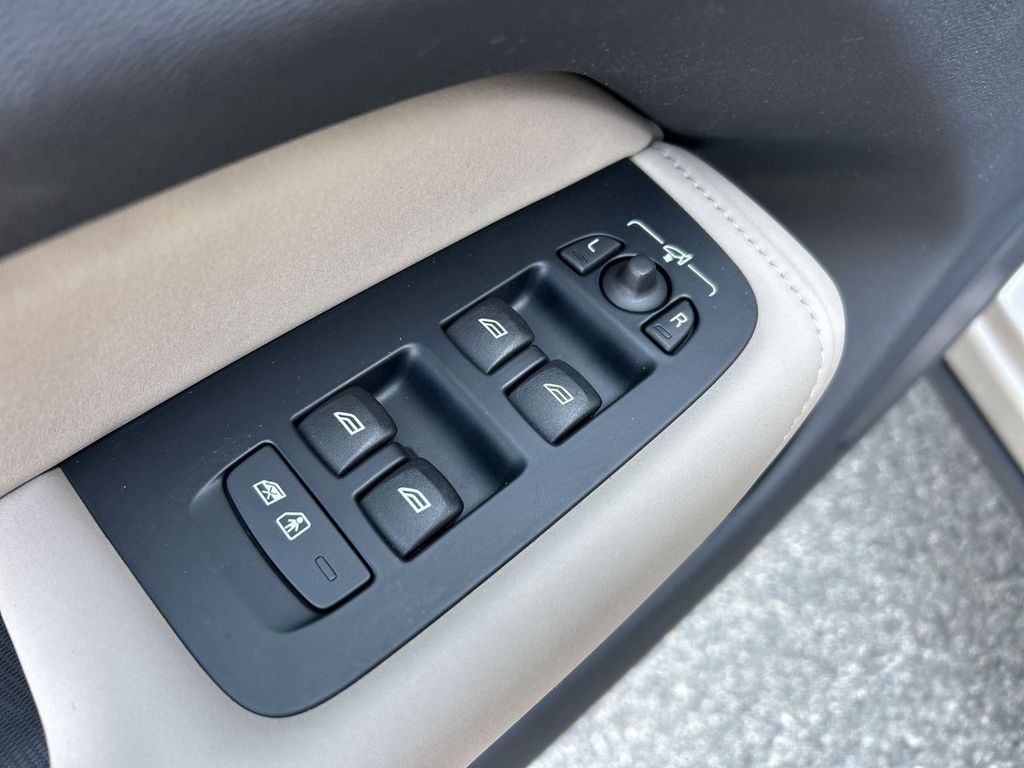 2026 Volvo XC60 Plus - Photo 16