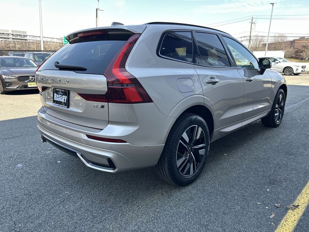 2026 Volvo XC60 Plus - Photo 8