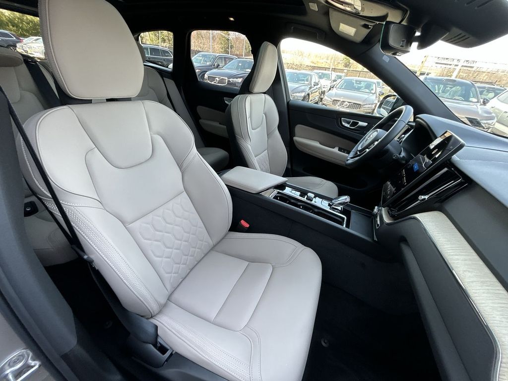 2026 Volvo XC60 Plus - Photo 25