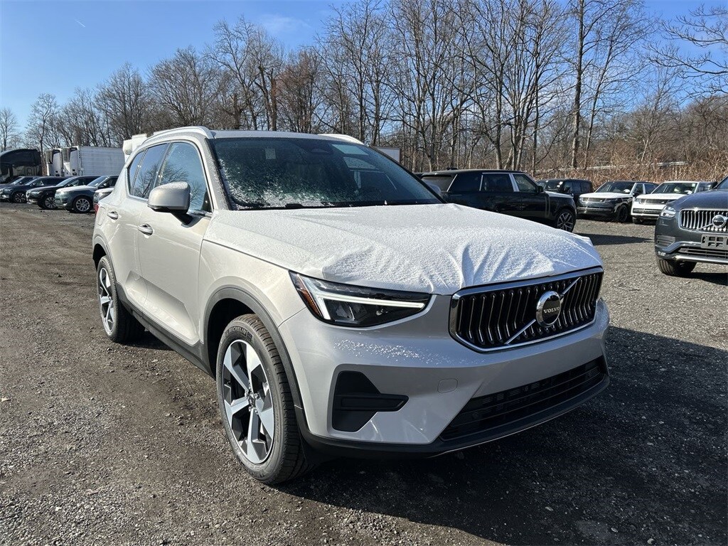 2025 Volvo XC40 Core photo 2