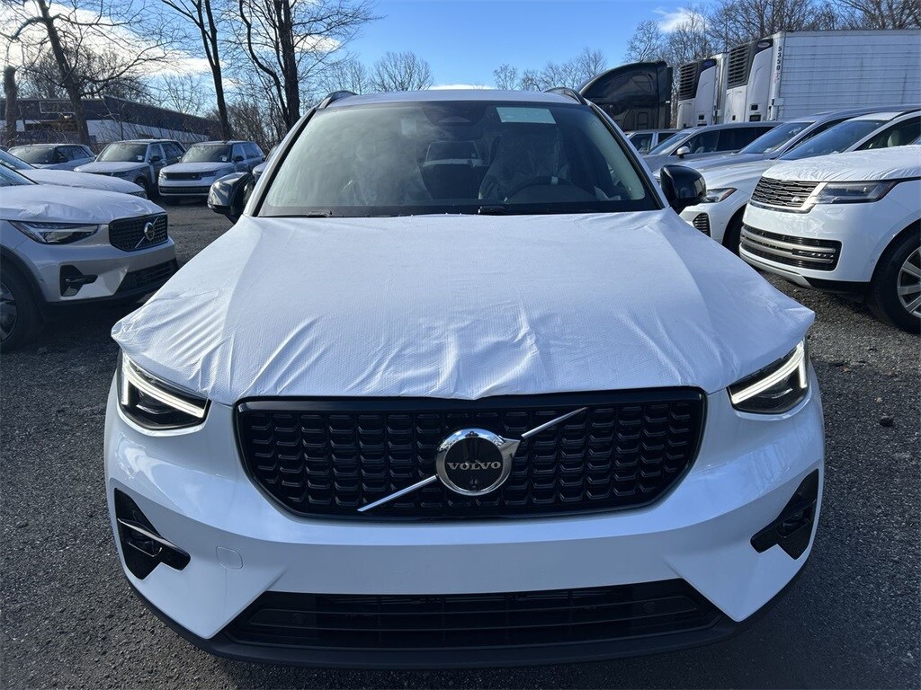 2025 Volvo XC40 Plus photo 3