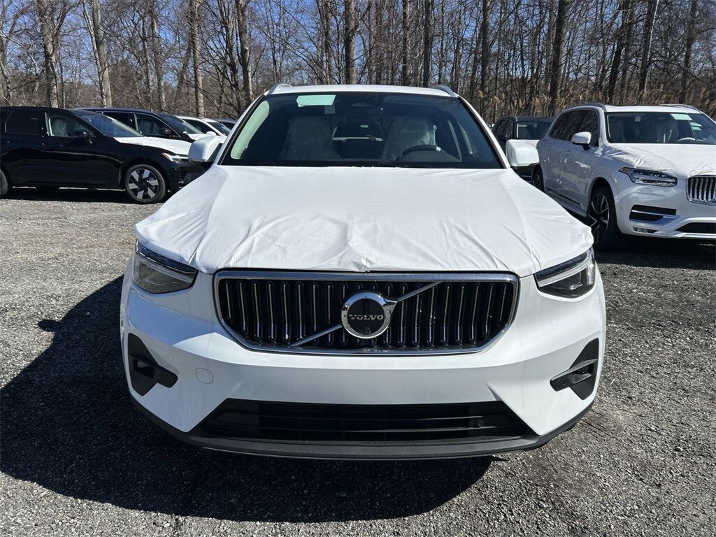 2025 Volvo XC40 photo 3