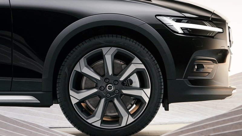 2024 V60 Cross Country Polestar Engineered plug-in hybrid