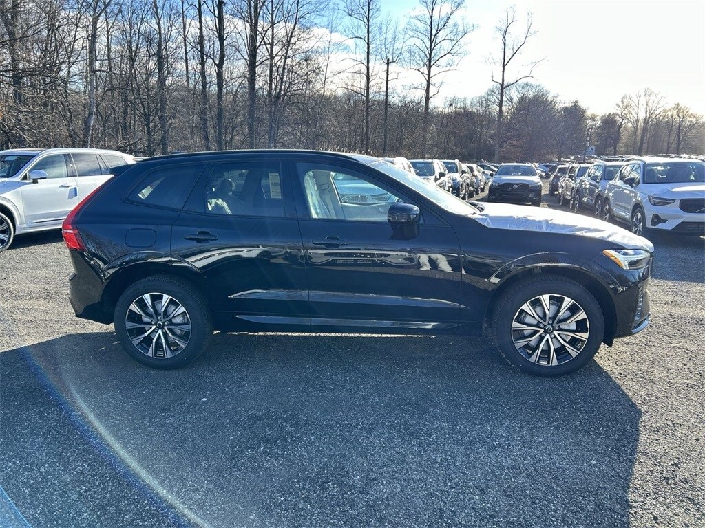 2025 Volvo XC60 B5 Core photo 4