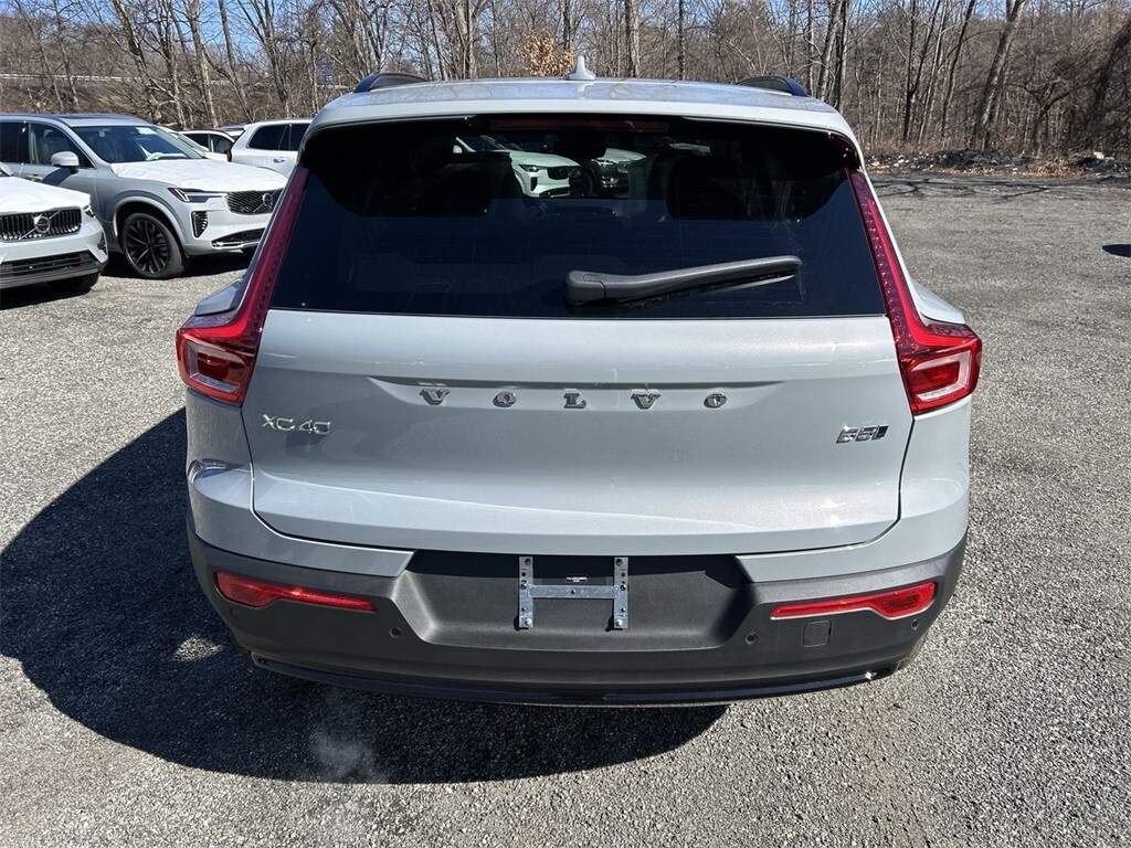 2025 Volvo XC40 photo 2