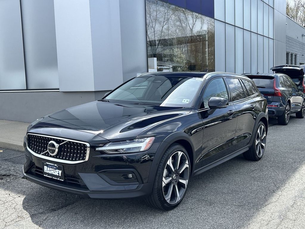 2025 Volvo V60 Cross Country B5 Plus AWD's photo