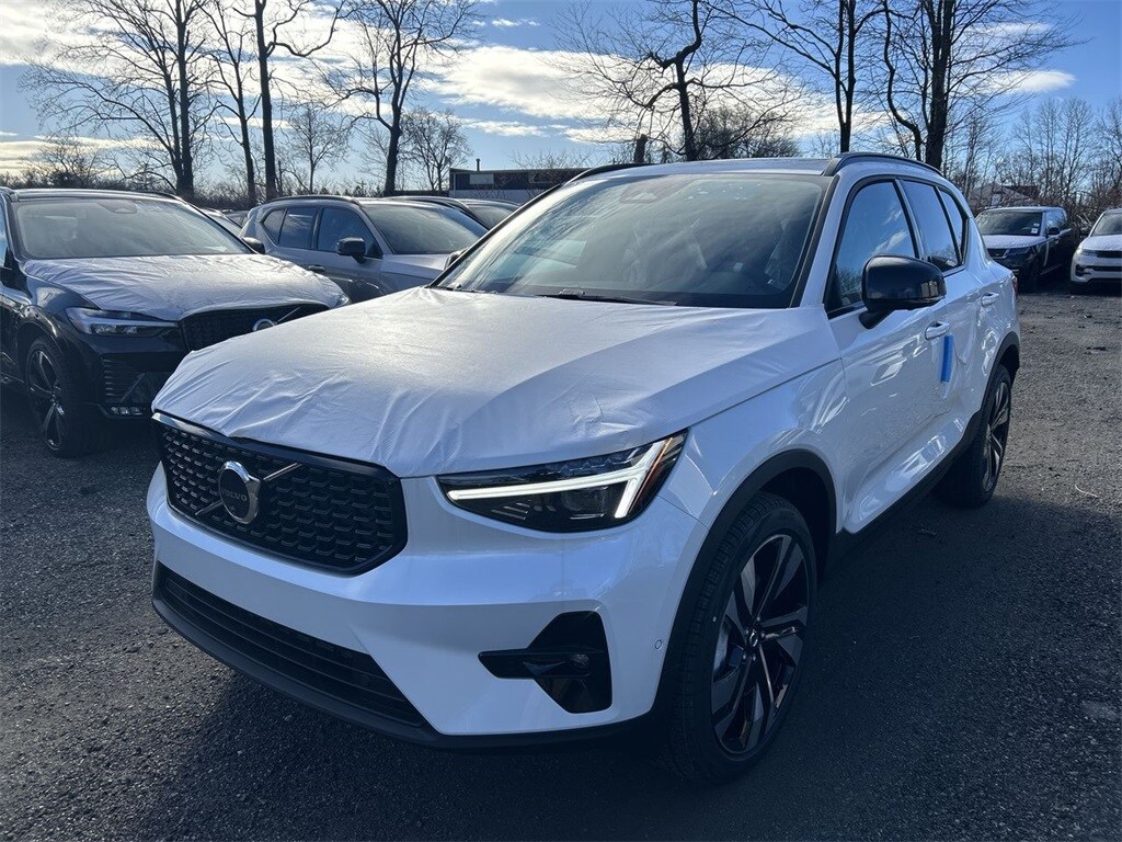 2025 Volvo XC40 Plus photo 4