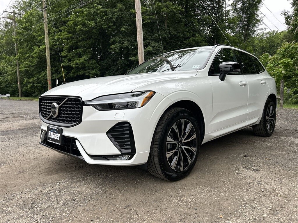 2025 Volvo XC60 B5 Core photo 3
