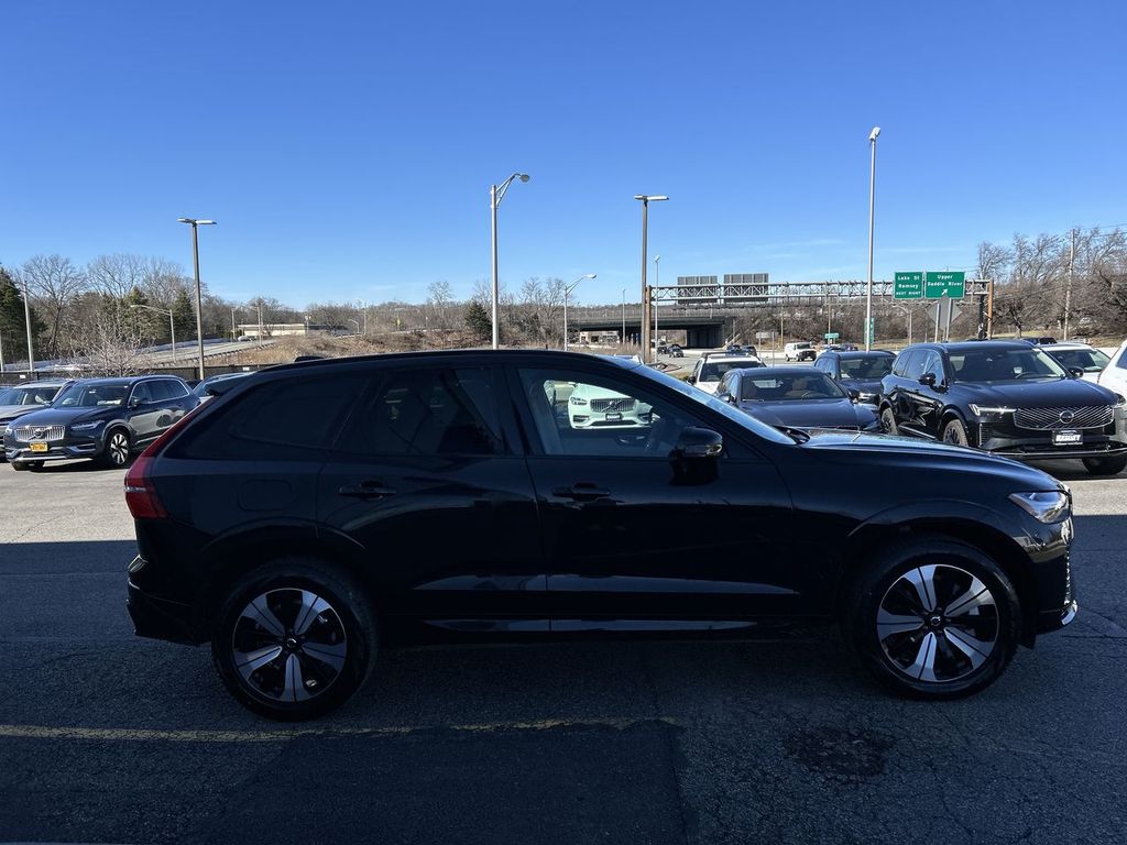 2025 Volvo XC60 Core - Photo 9