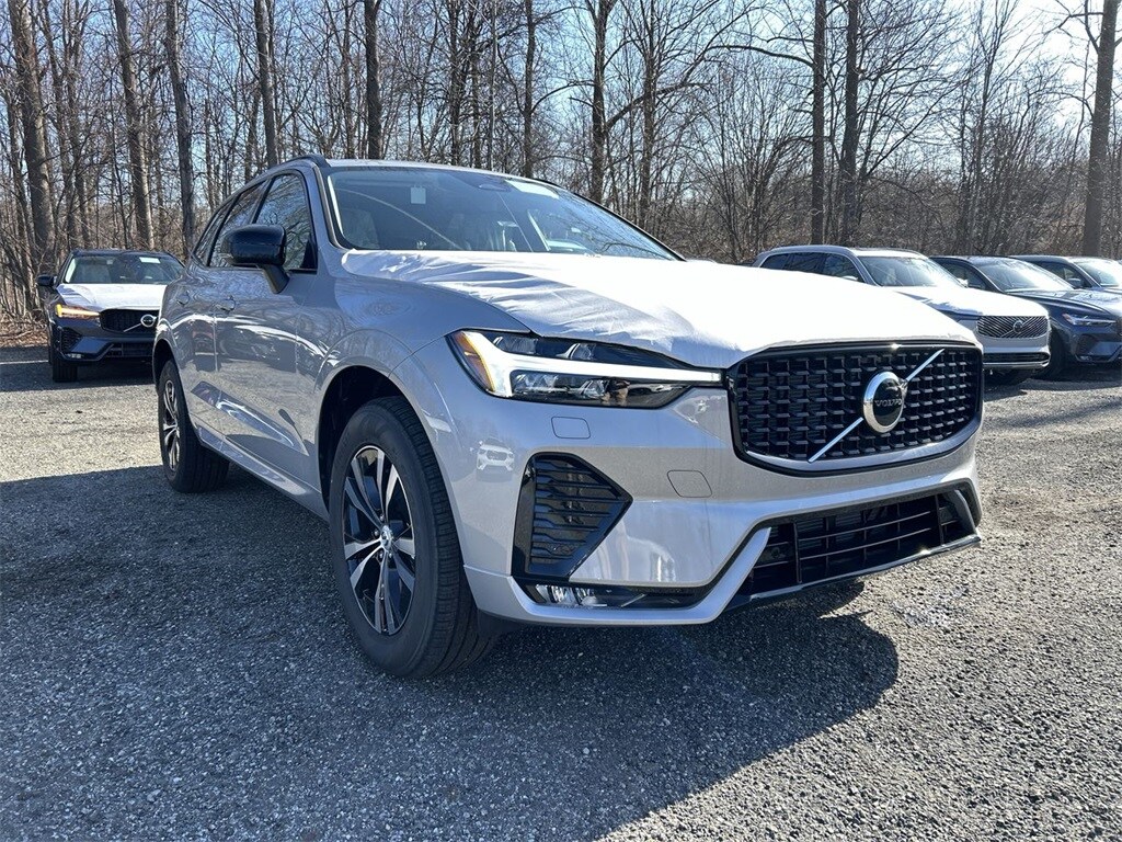 2025 Volvo XC60 B5 Core photo 2