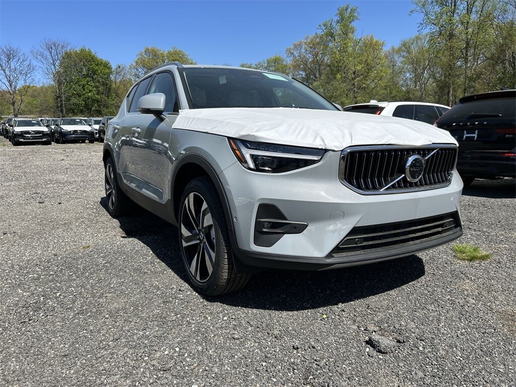 2025 Volvo XC40 Plus photo 2