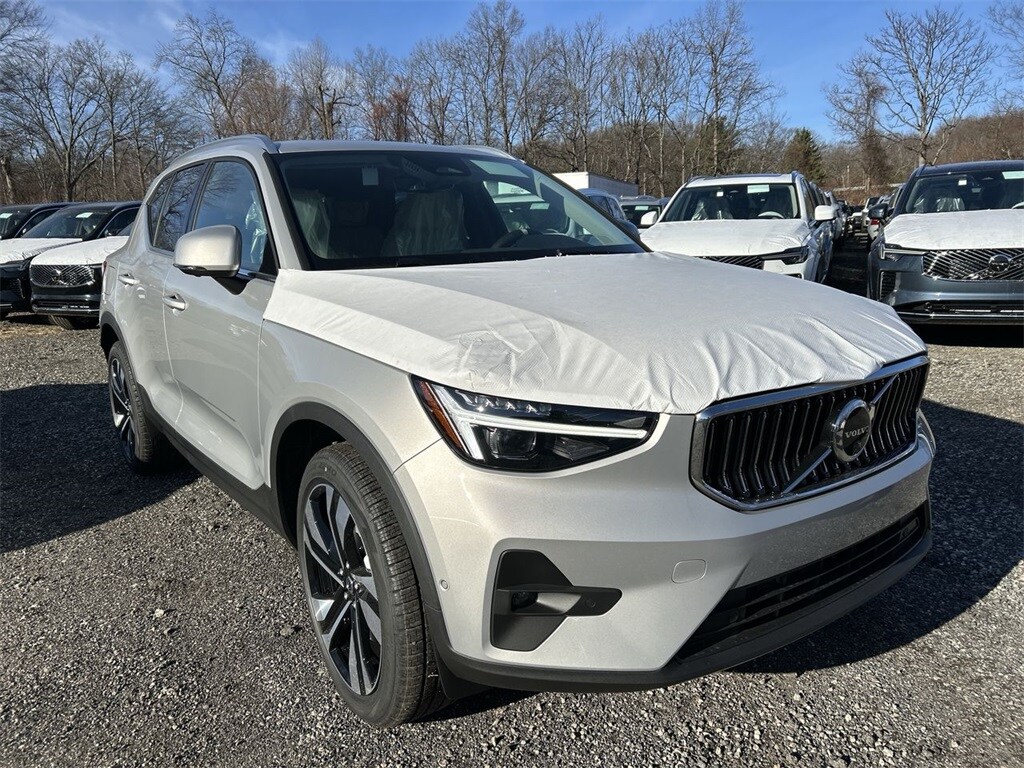2025 Volvo XC40 photo 2