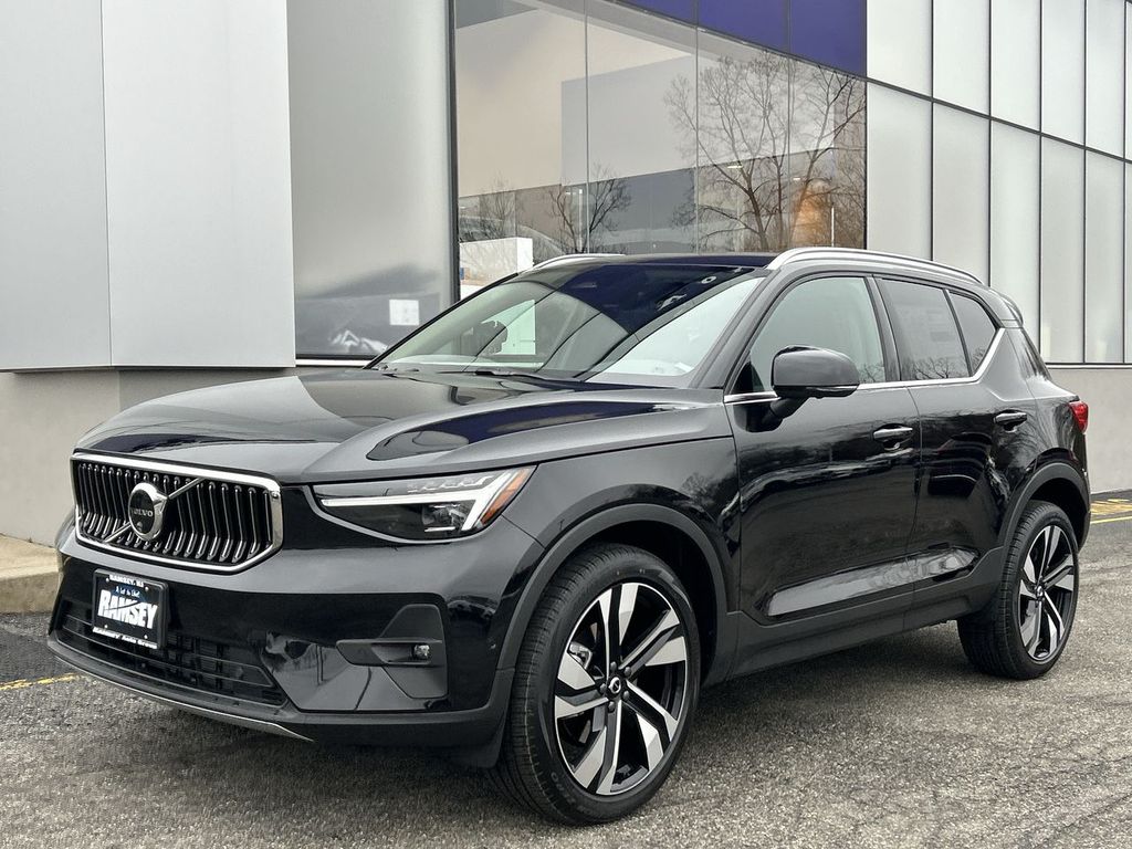 2025 Volvo XC40 B5 Plus Bright AWD's photo