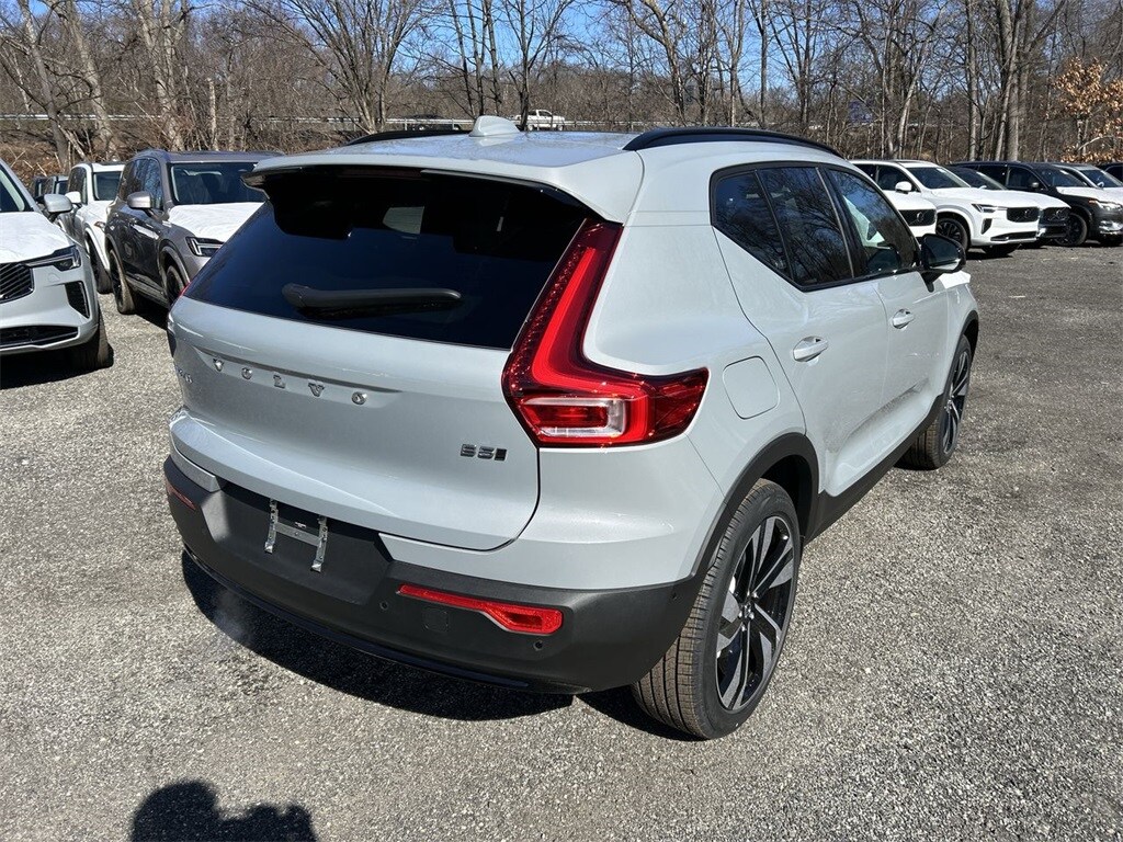 2025 Volvo XC40 photo 3
