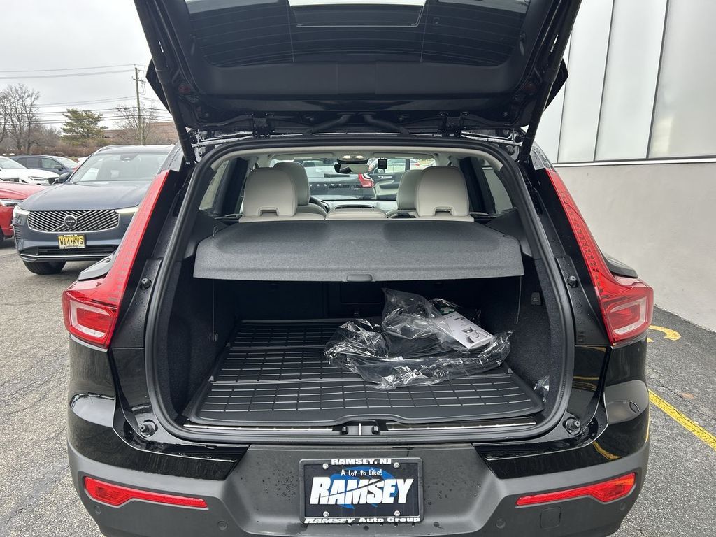 2025 Volvo XC40 Ultra - Photo 17