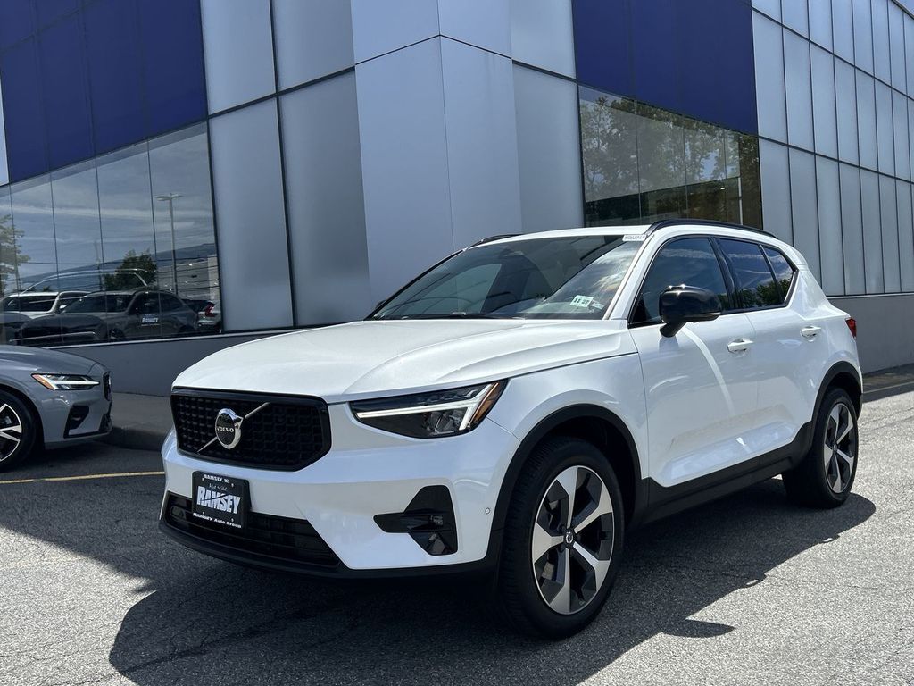 2023 Volvo XC40 B5 Plus Dark AWD's photo