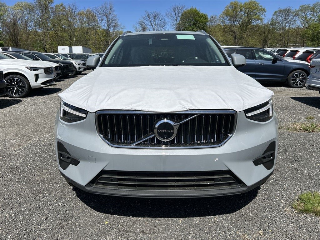 2025 Volvo XC40 Plus photo 3