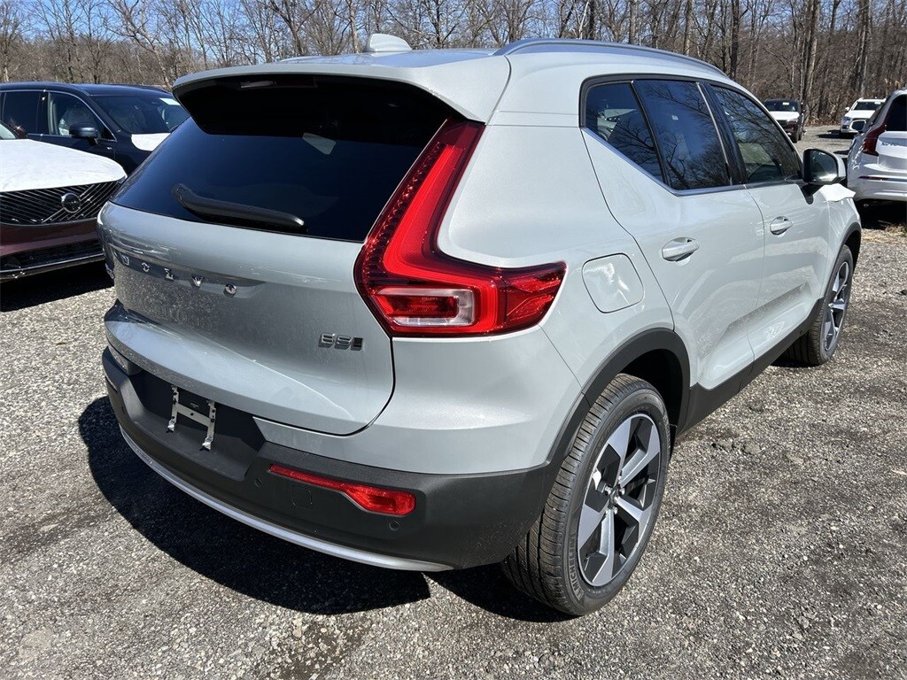 2025 Volvo XC40 Core photo 3
