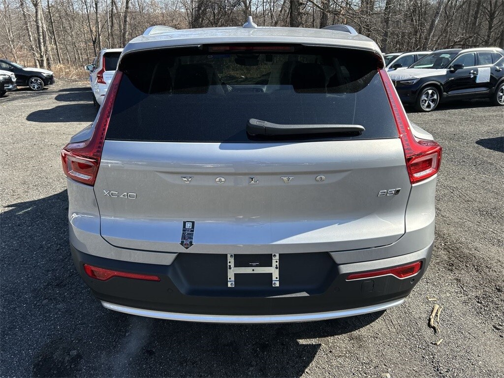 2025 Volvo XC40 photo 2