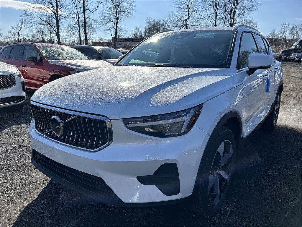 2025 Volvo XC40 Core photo 4