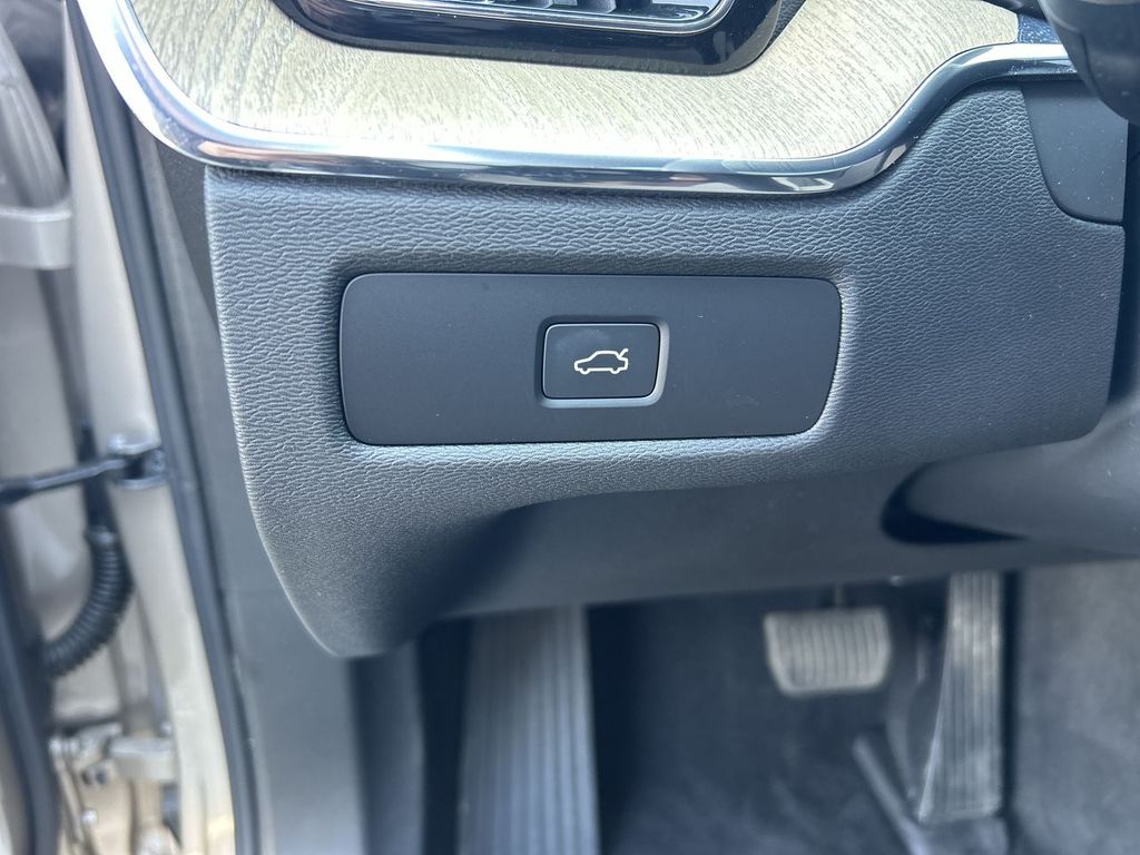 2026 Volvo XC60 Plus - Photo 17