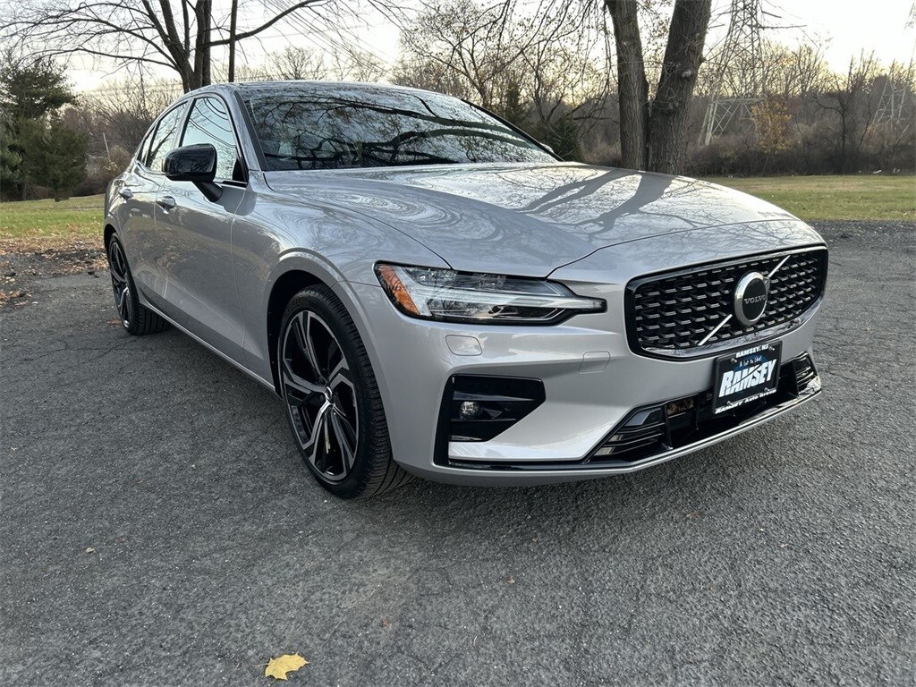 2024 Volvo S60 B5 Core photo 2