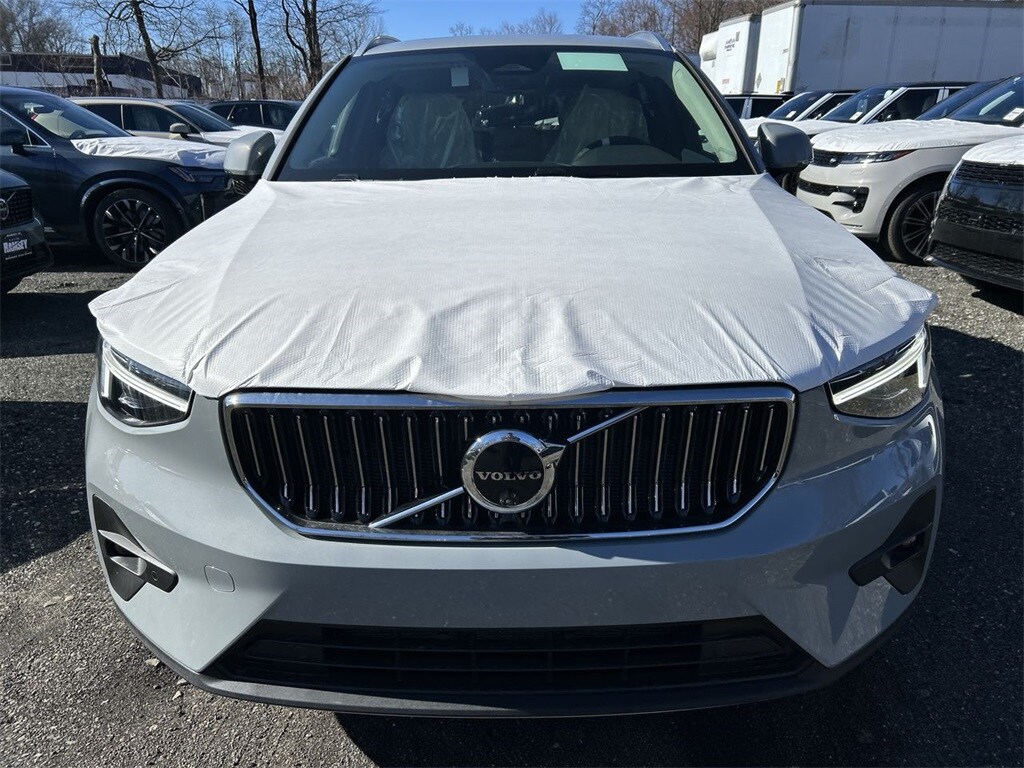 2025 Volvo XC40 Plus photo 3