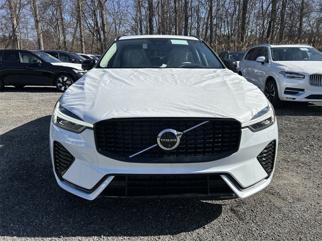 2025 Volvo XC60 B5 photo 3