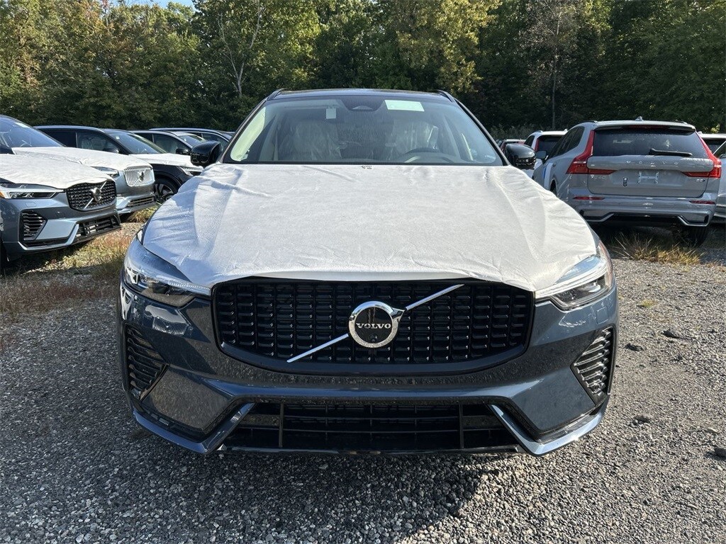 2025 Volvo XC60 B5 Plus photo 3